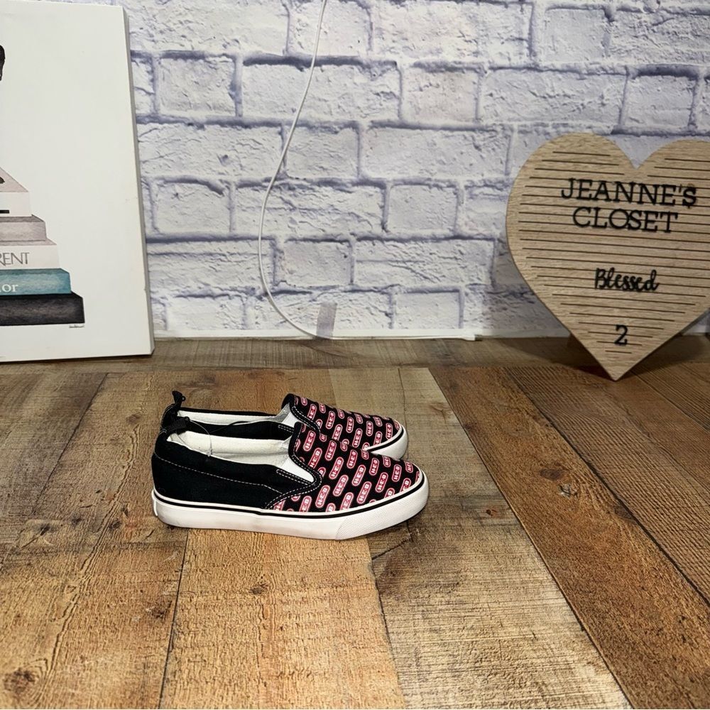 H-E-B Brand Shop Unisex Slip-on Sneaker 
Size 2 
Great condition